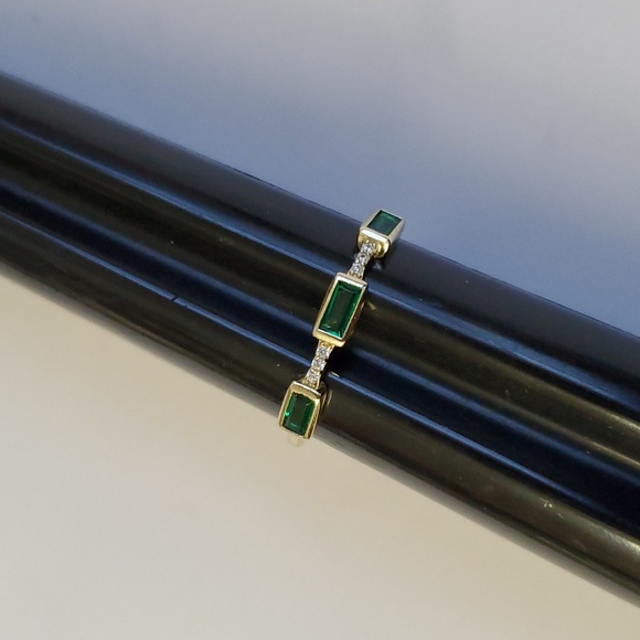 ‘Emerald Trio Elegance’ Sterling Silver 925 Emerald Minimalist Ring - Picture 5 of 8